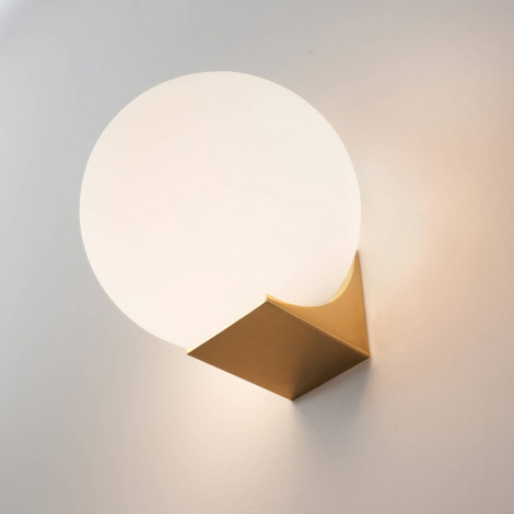 Applique ultra minimaliste boule blanche sur socle doré - Kandi|Appliques murales|Kosilum