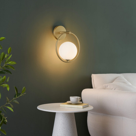 Applique boule en verre suspendue sur anneau doré - Steya|Appliques murales|Kosilum