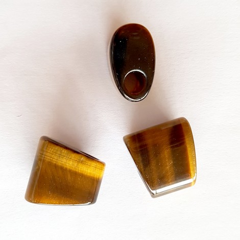 3 perles de pierre trapézoïdales couleur miel